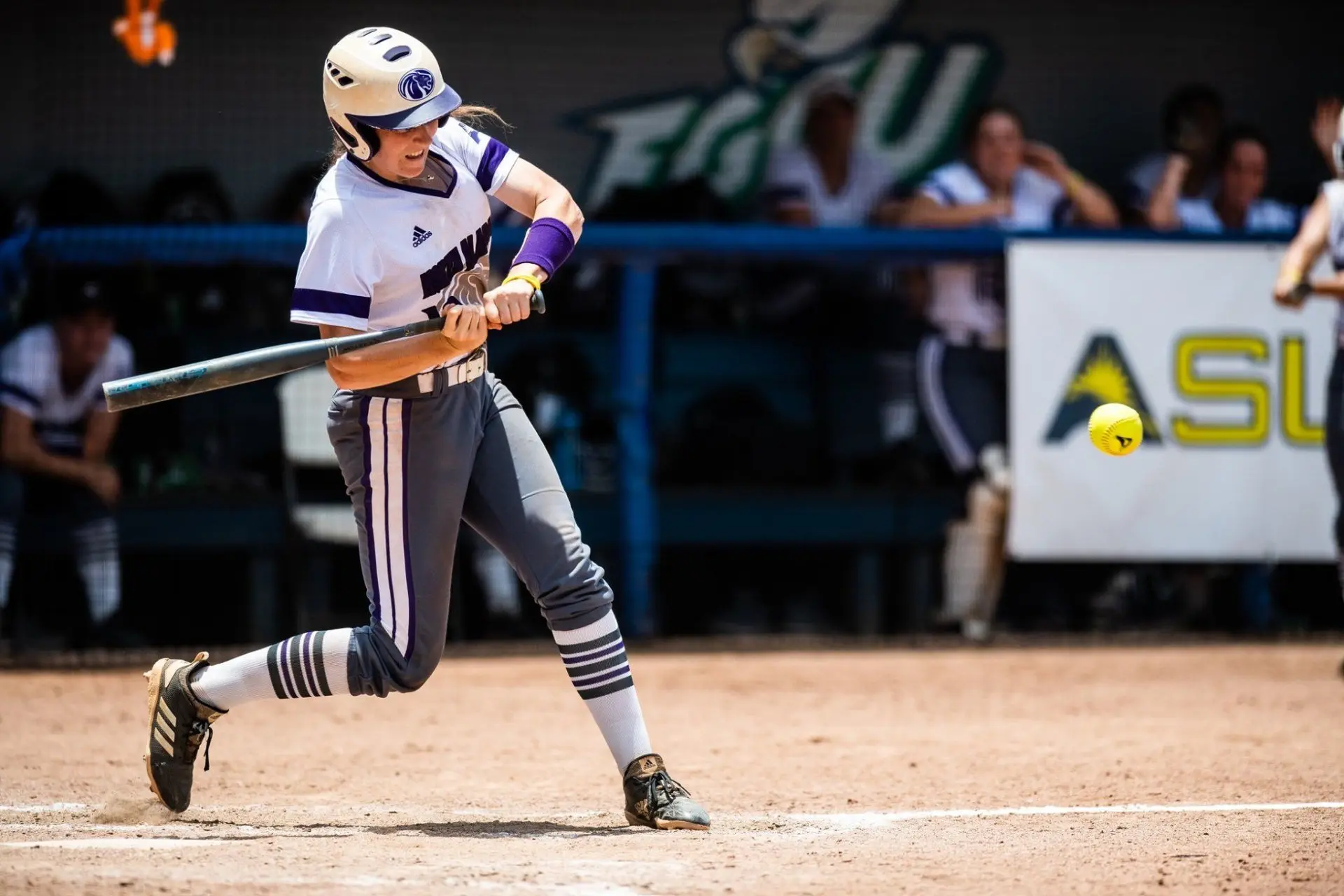 Danielle de Ruiter swinging at a pitch for North Alabama